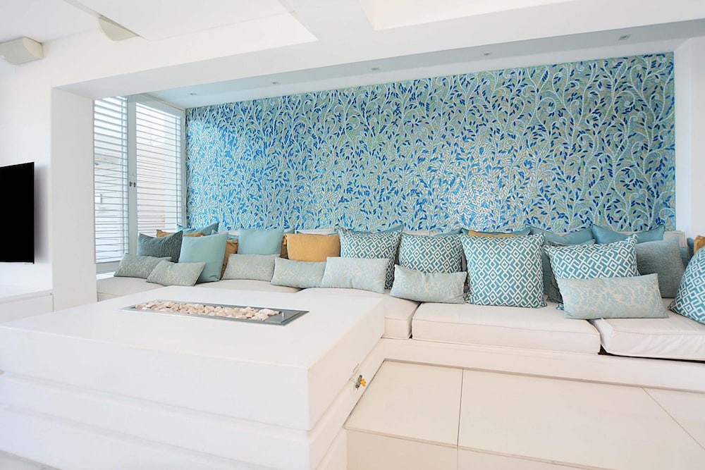 Villa Bleu Blanc in Camps Bay With Pool and Views