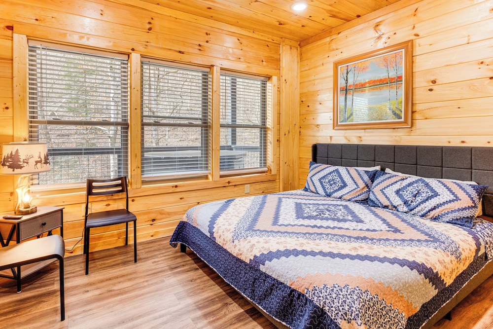 8 Mi to Dollywood: Cabin w/ Hot Tub & Decks!