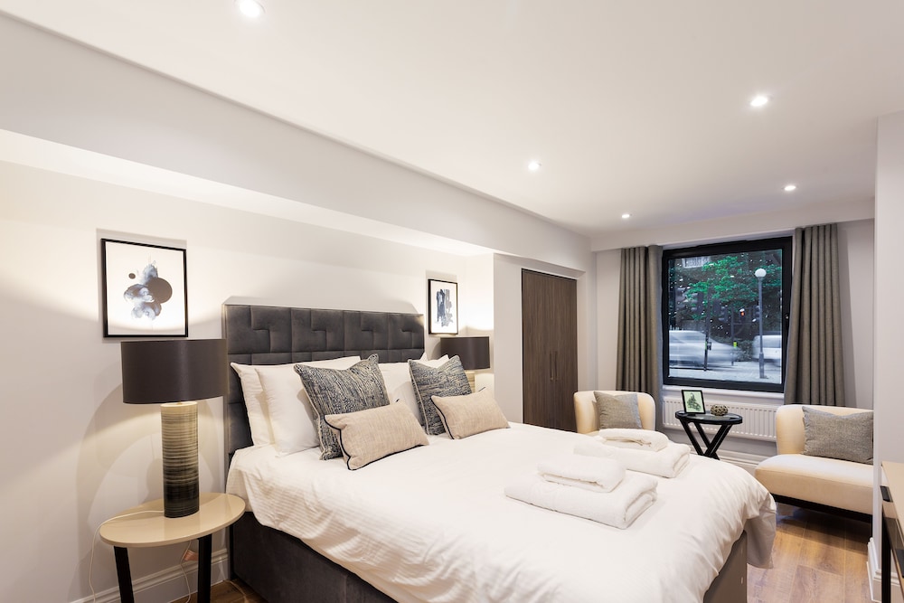 The Carlyle - Elegant Serviced Apartments