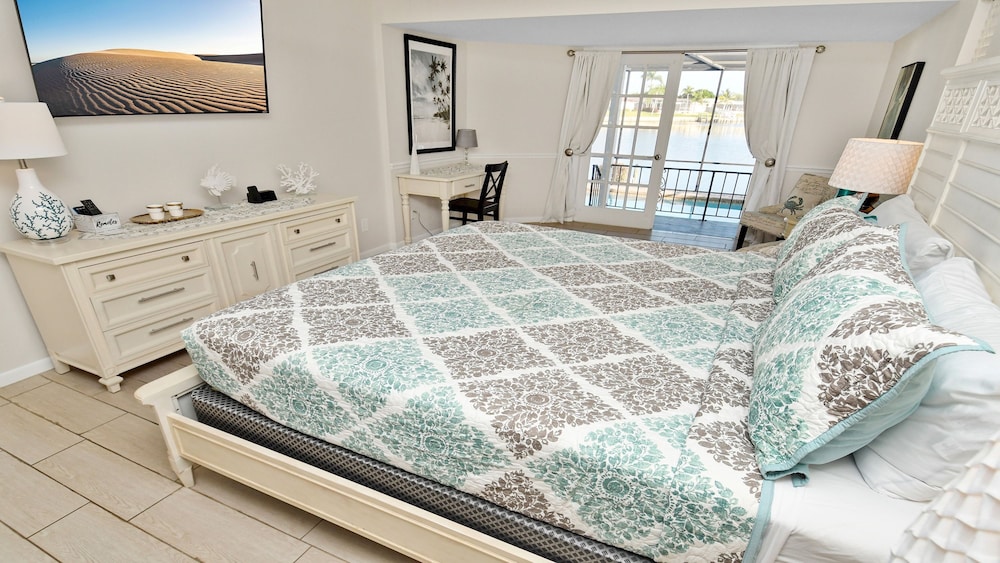 Amazing - 4 Bed Billiard Table Luxury Canal Pool