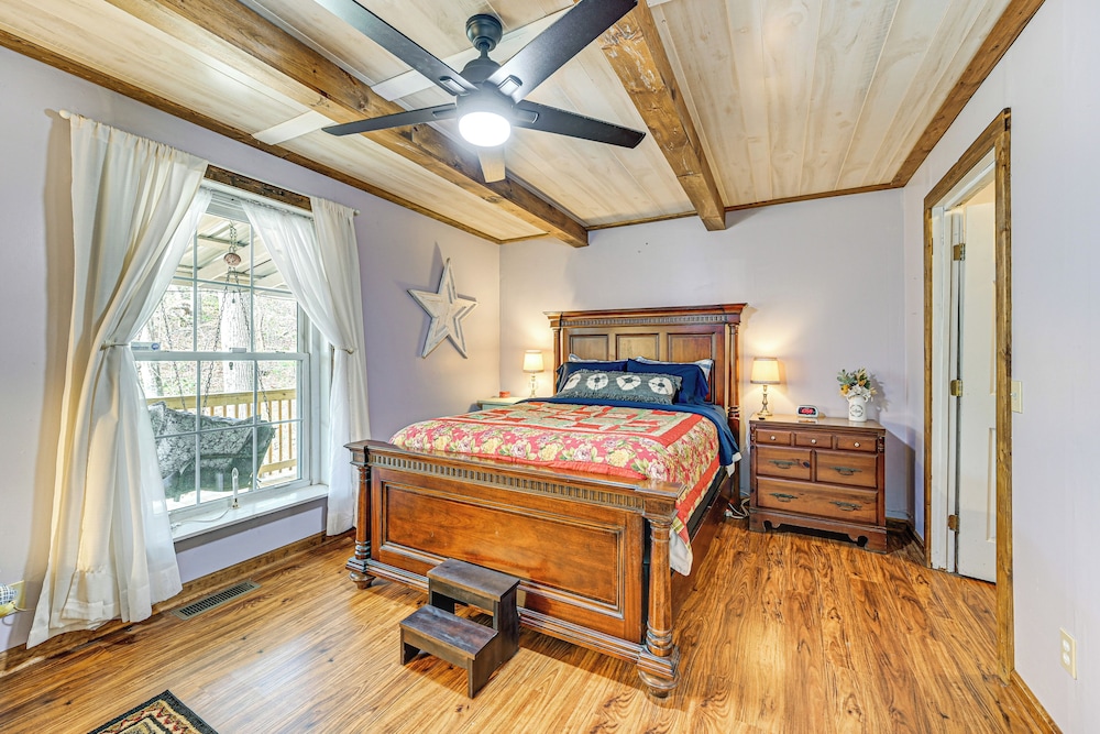 5 Mi to Blue Ridge Parkway: Mountain Cabin in Cana
