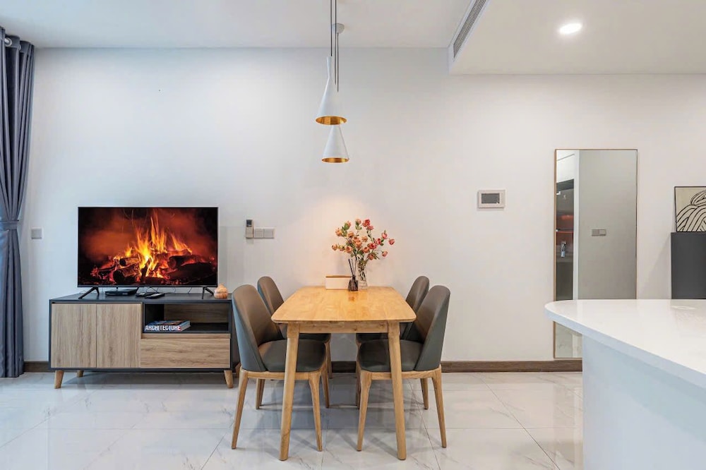 Luxury Sunwah Apartment near Landmark 81 - City View
