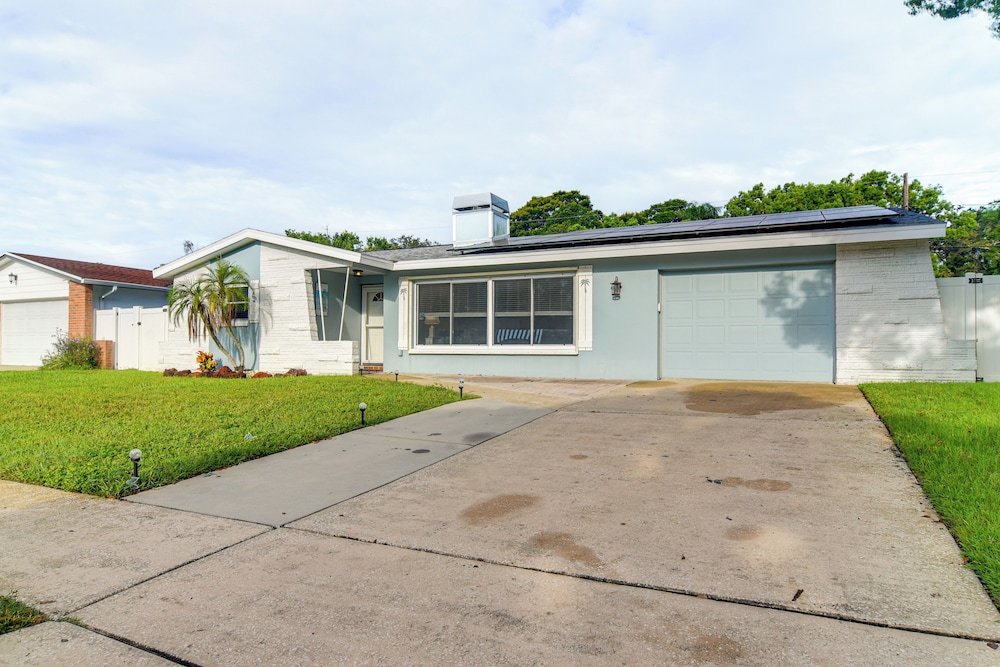6 Mi to Clearwater Beach: Home w/ Furnished Lanai