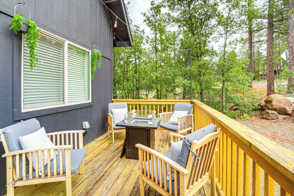 Walk to Trails: Modern Munds Park Mountain Retreat