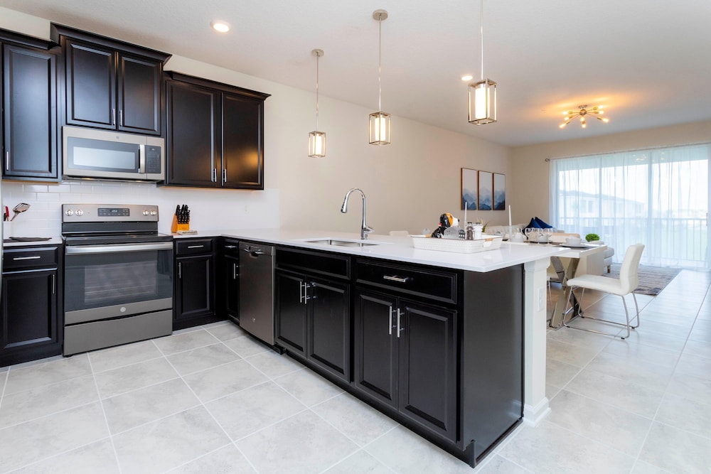 1133 DL - Chic Pet-friendly 3BR Townhome 8 Guests view 2