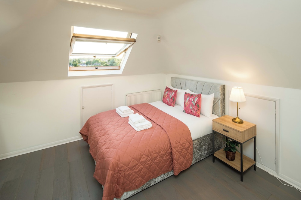 Luxurious 6-bed House With Pool and Free Parking