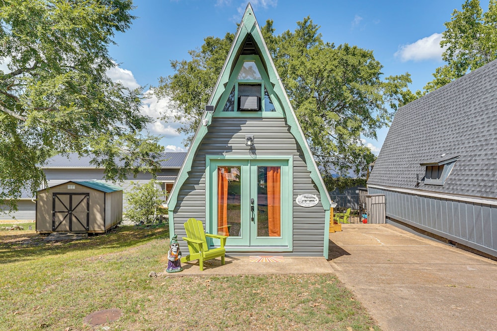Cozy Cabin w/ Deck & Boat Launch Access in Lampe!
