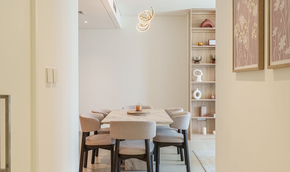 Downtown 2BR | Walk to Burj Khalifa + Dubai Mall