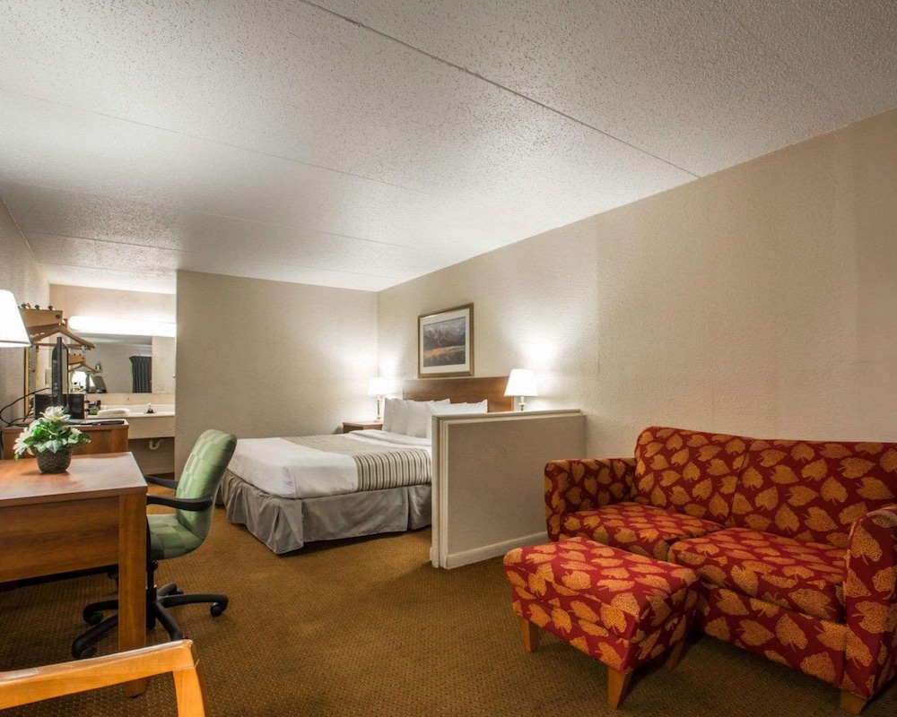 Econo Lodge Inn & Suites Columbus near Fort Benning