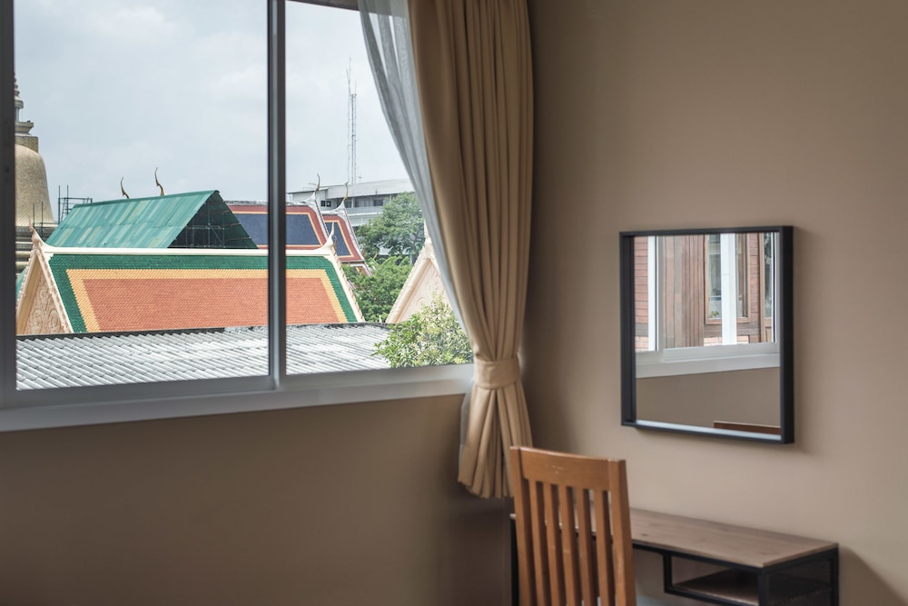 Feung Nakorn Balcony Rooms and Cafe - Image 3