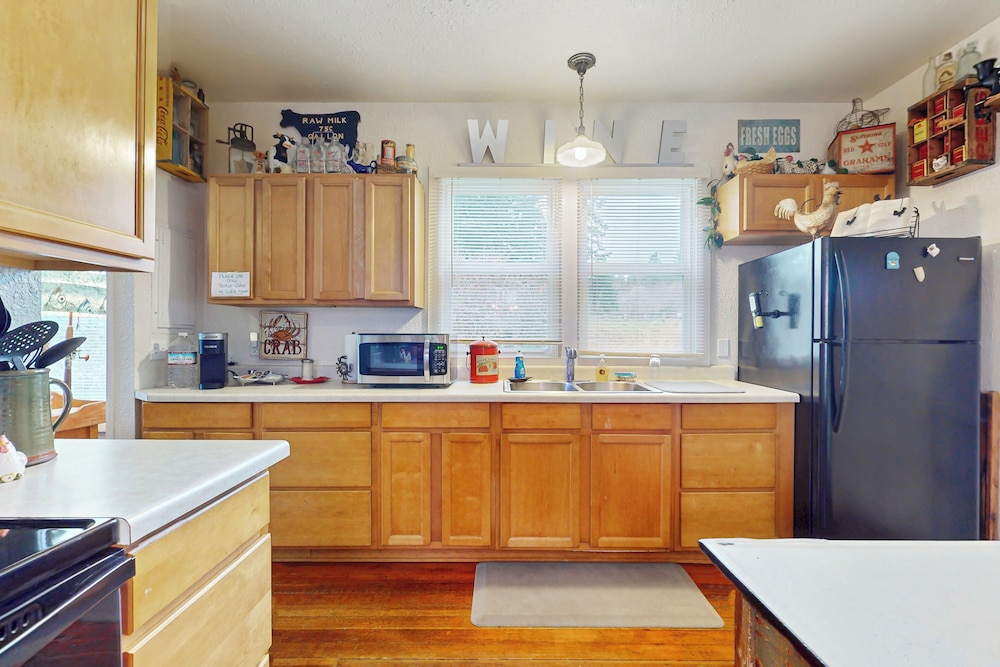 3 BR Cozy Cottage: w/ Hot Tub & Wifi