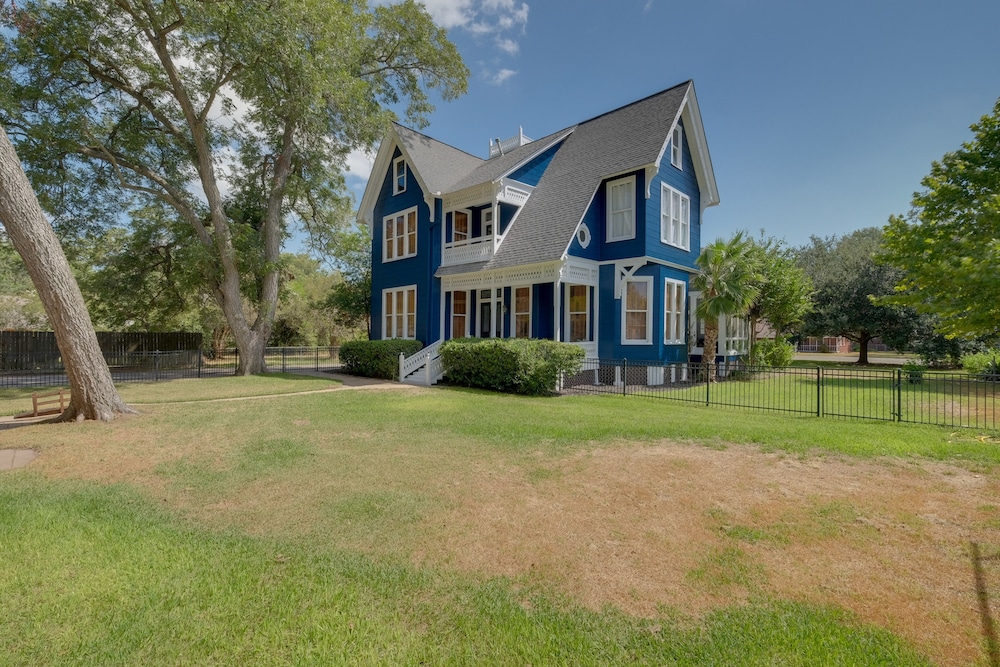 WFH Friendly: Abode w/ Balcony in Columbus!