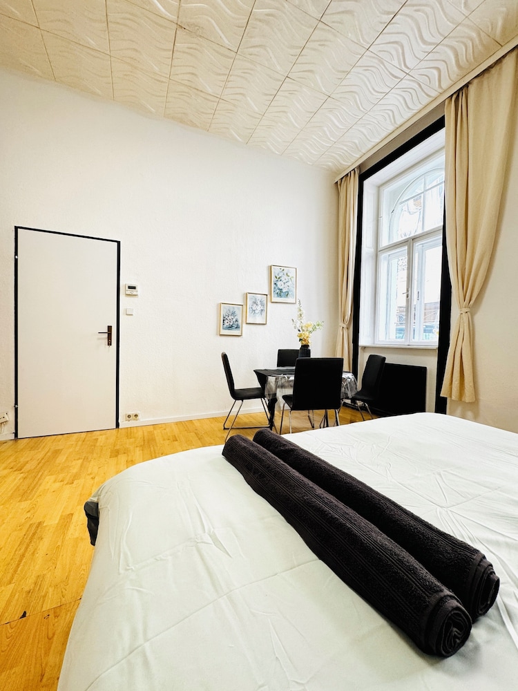 Cozy 2 Room Stay for 5 Near Stadthalle