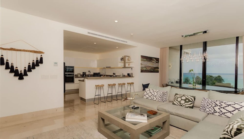 3 Br Ocean Front PH With Stunning Views