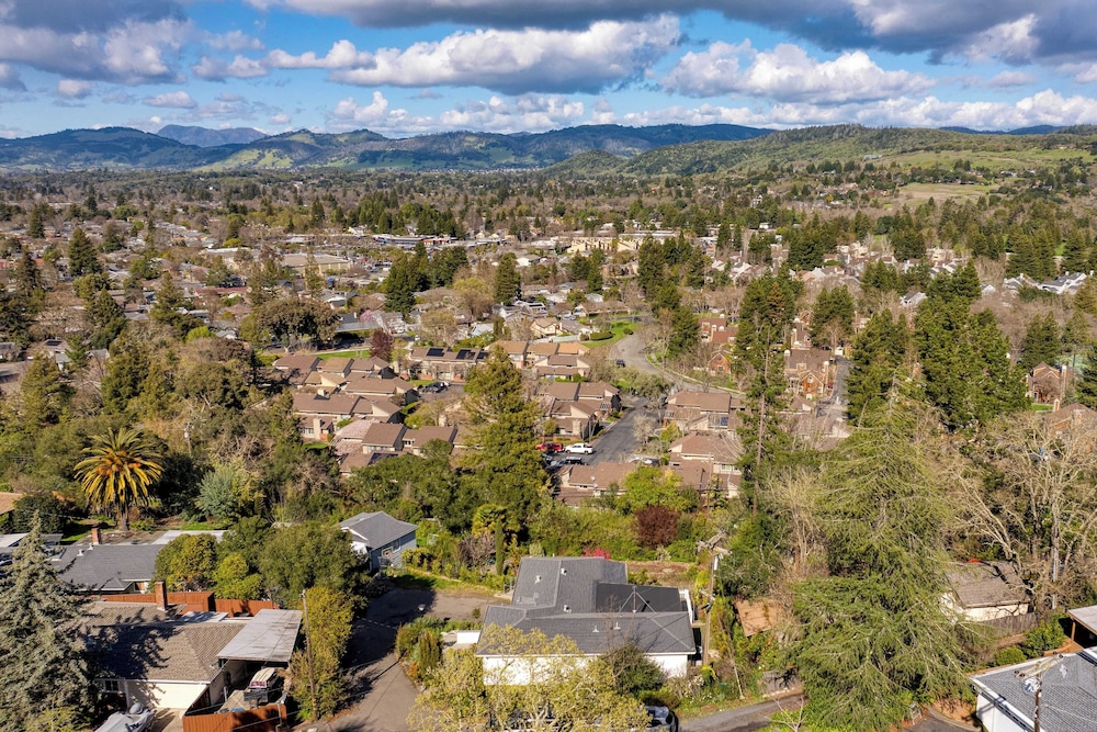 Modern Sonoma Stay w/ Spacious Deck, Views & Prime Location Bennett