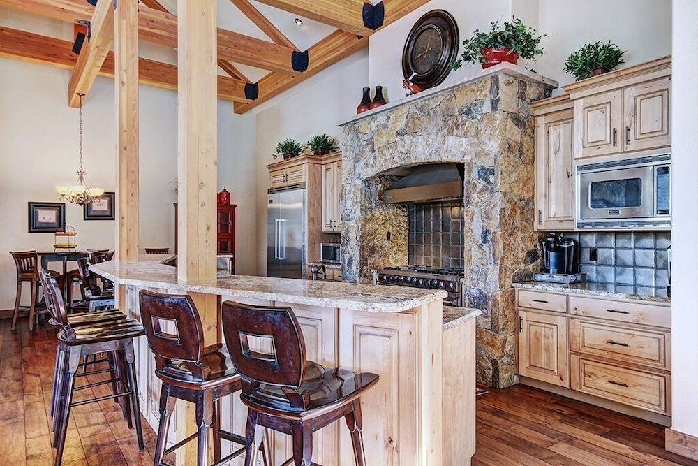Mountain Majesty Manor 5 Bedroom Home by RedAwning