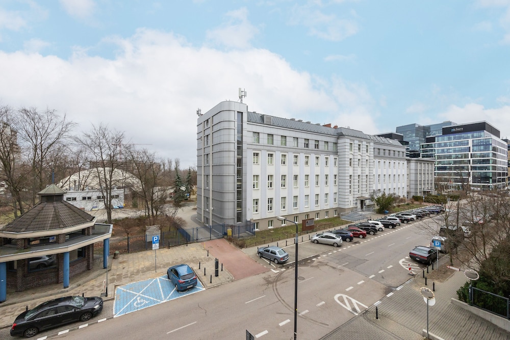 Spacious Studio & Parking by Renters view 3