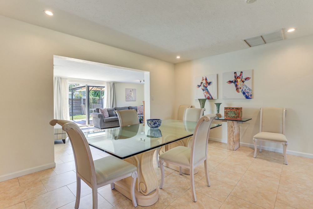 Poolside Oasis 6 Mi to Beaches: Sarasota Hideaway!
