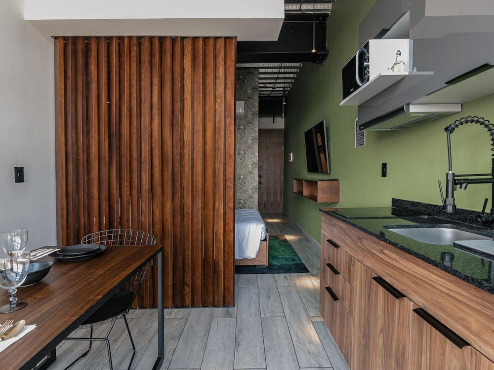 The Jungle Loft Tropical Comfort in a Centric Location With Kitchen photo 2