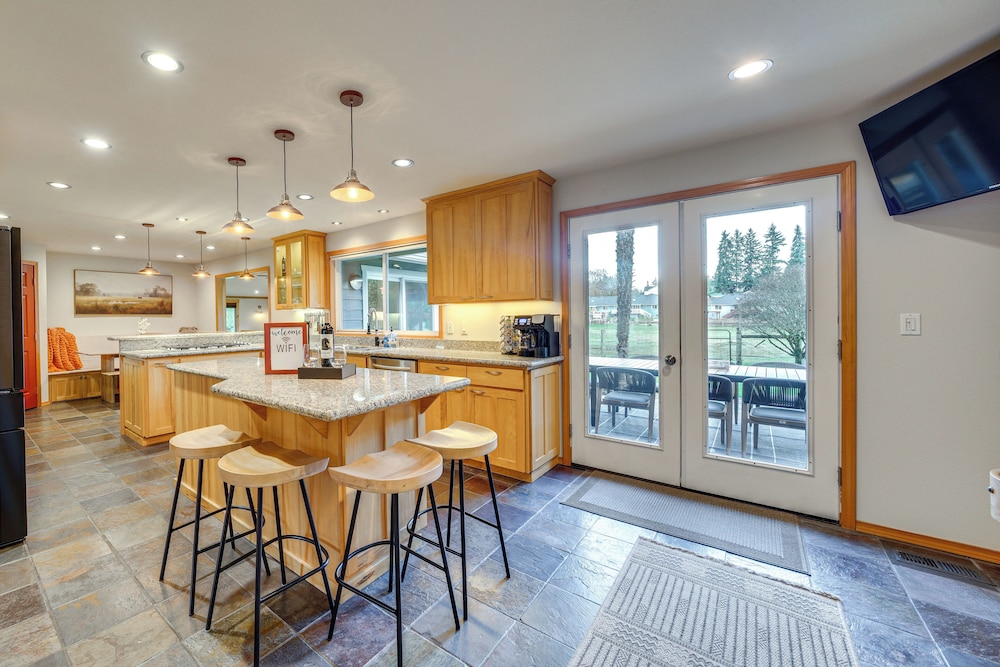 Fire Pit, Chic Deck! Family-friendly Puyallup Home