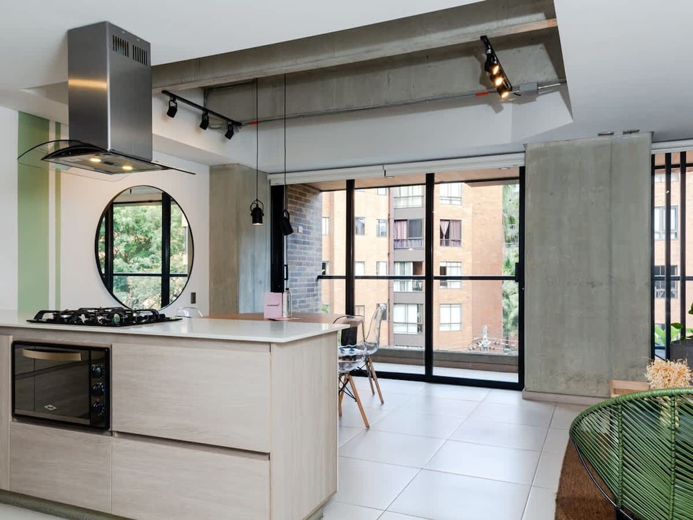 Fantastic 3 BR w Balcony in Laureles Medell n