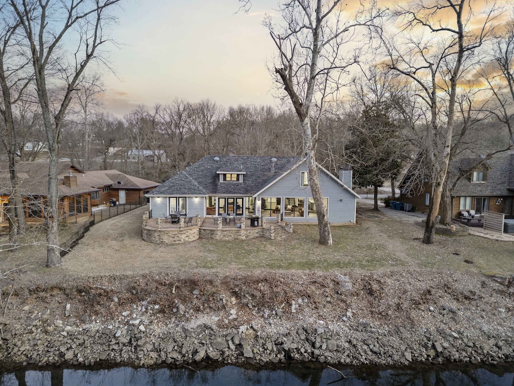 Foggy River Retreat For 16!
