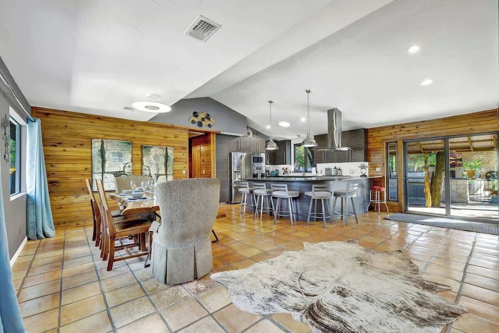 Terracotta Retreat/ Sleeps 30!