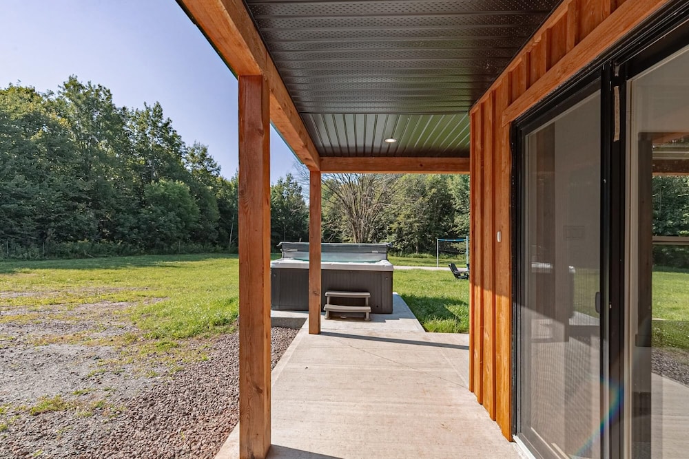 The Corzo - Modern Farmhouse With hot tub