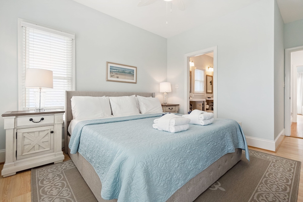 Oceanfront w Pool Panoramic Deck Views 5bdr Folly Ocean Breeze by Avantstay