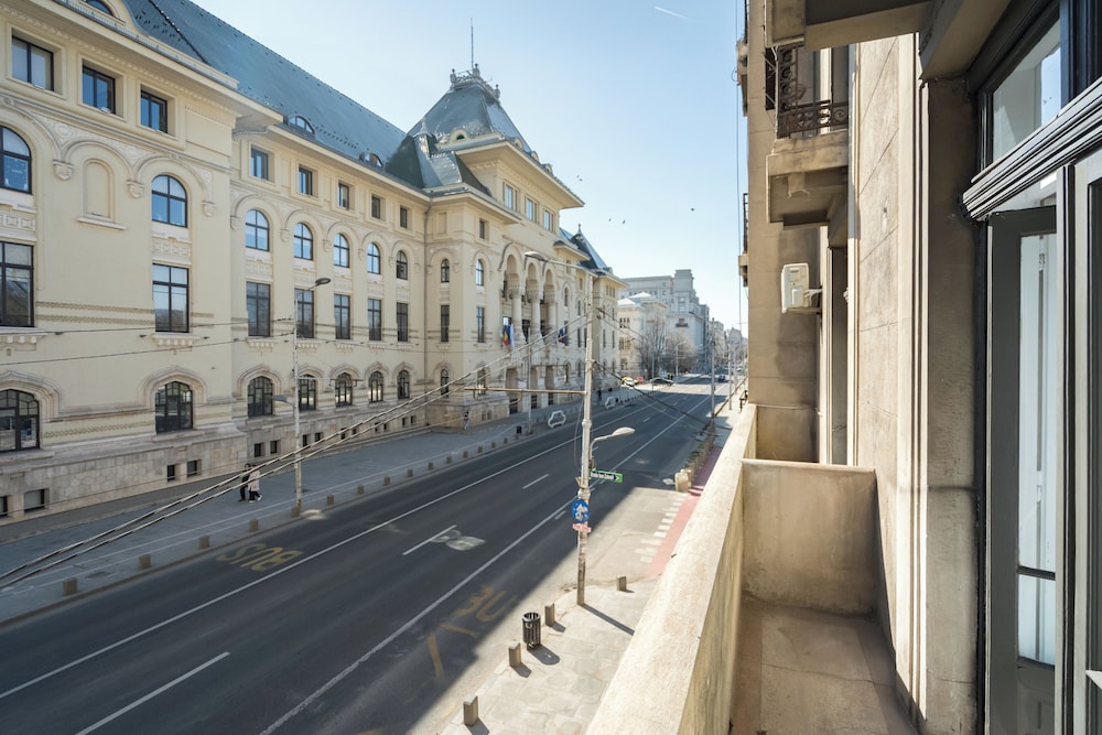 Refined & Spacious 3-Bedroom Flat Near Cismigiu, Balcony with Boulevard Views
