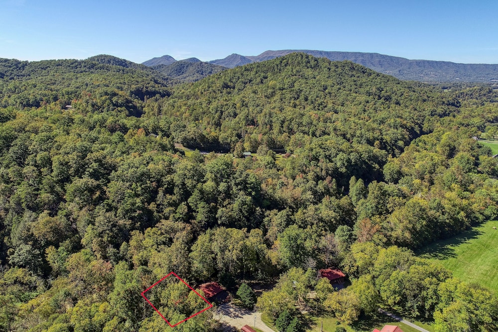 Wandering Creek - 2 Bedrooms, 1 Baths, Sleeps 6 Cabin by RedAwning