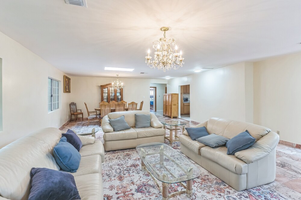 Russell House Near Hollywood & Griffith Park 3 Bedroom Home
