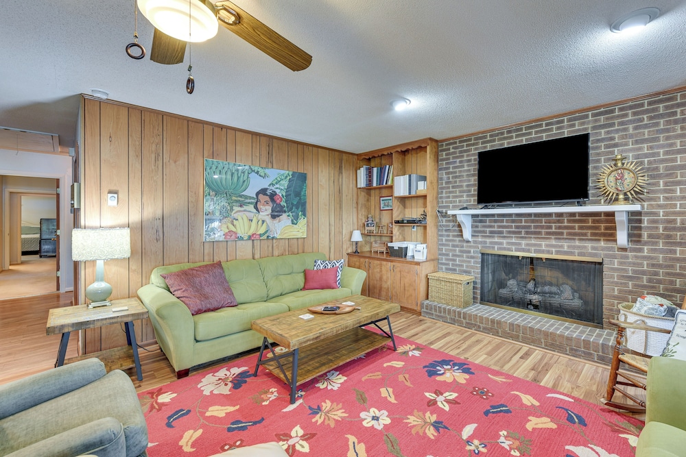 On Lake Tillery: Spacious Home w/ Screened Porch!