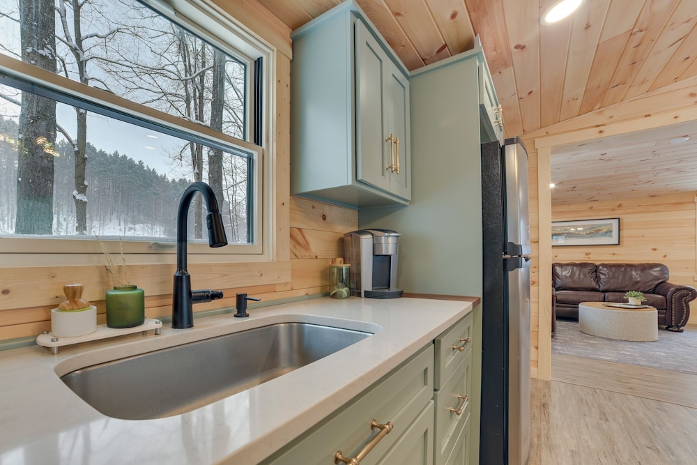 8 Mi to Sleeping Bear Dunes: Creekside Cabin