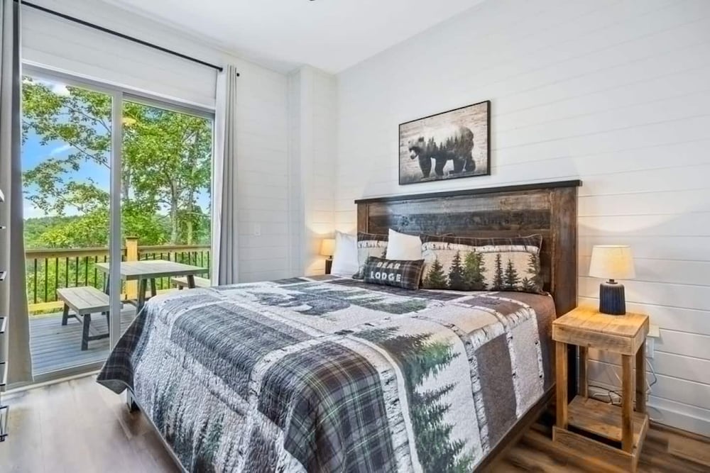 Luxury Cabin Lake Views EV Charger Game Room