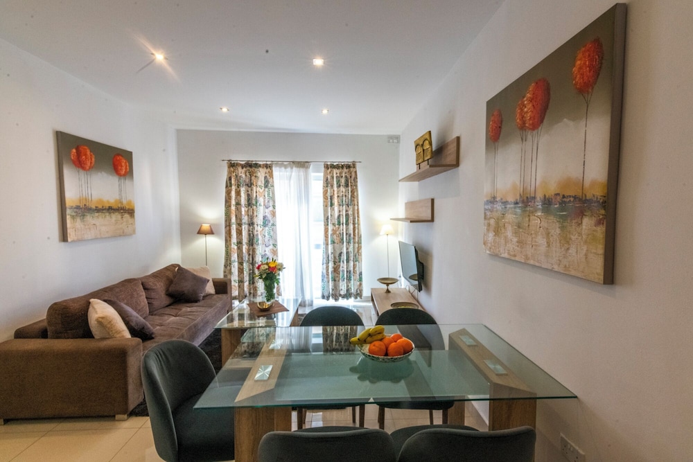 Cosy APT in Sliema- 2 mins walk from sea