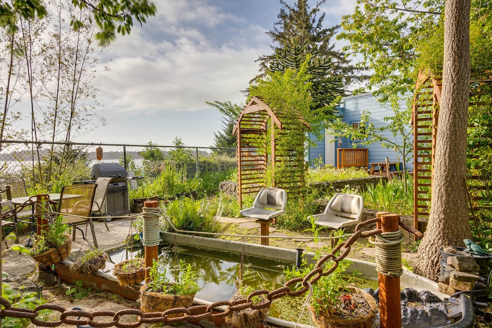 Bright Coos Bay Getaway: Water Views, Garden! view 2
