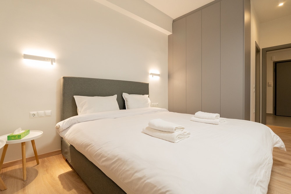 LIV - Luminous Spacious Apartment in Pagrati