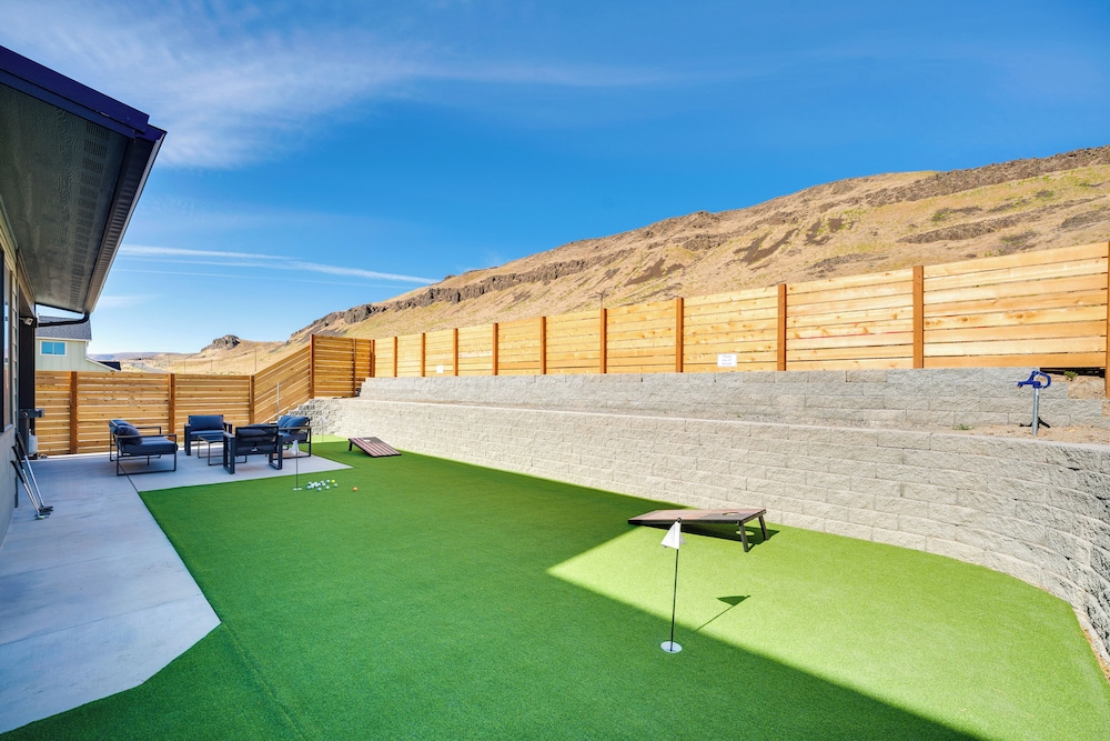 Hot Tub & Water Views: High-end Vantage Retreat