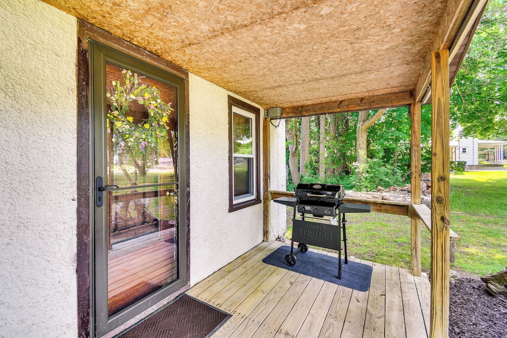 3 Mi to Seneca Lake: Couple's Apt w/ River Access