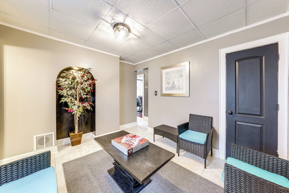 2 Mi to Dtwn: Spacious Apartment in Joliet