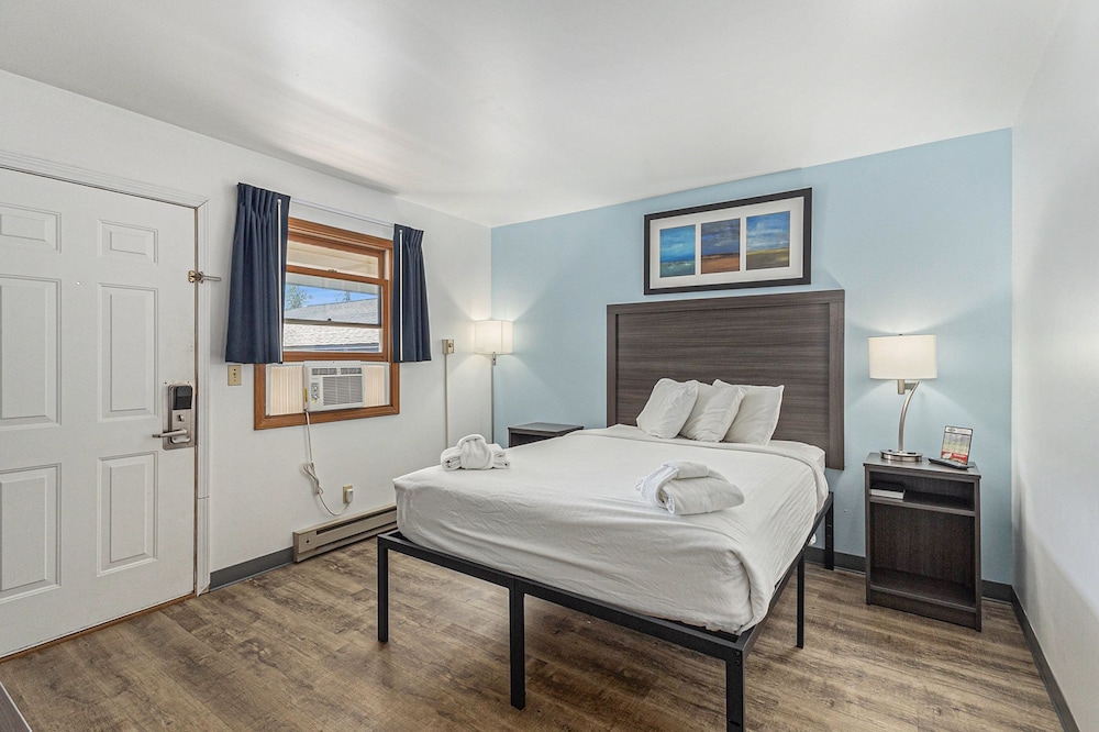 Snyder's Shoreline Inn