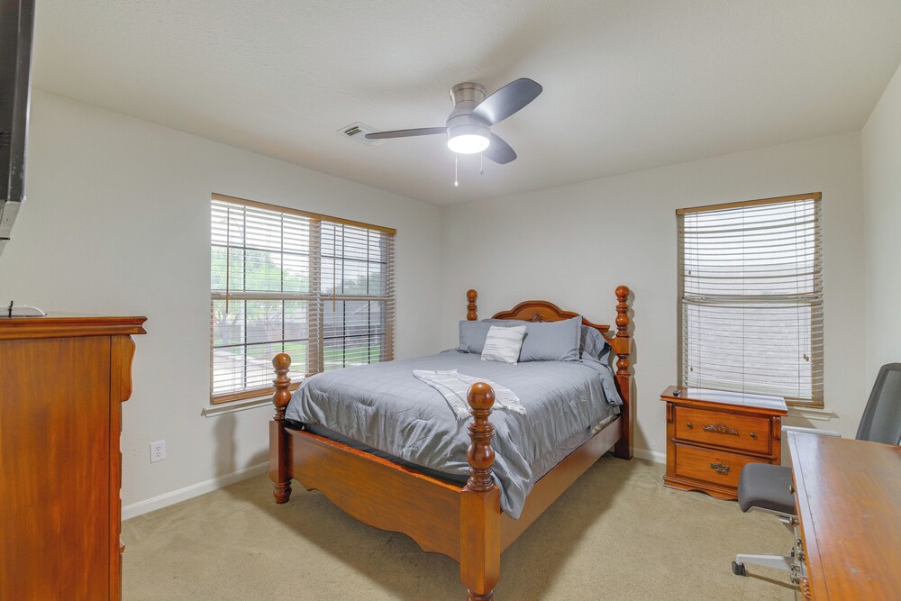 7 Mi to Downtown Baytown: Spacious Home w/ Yard