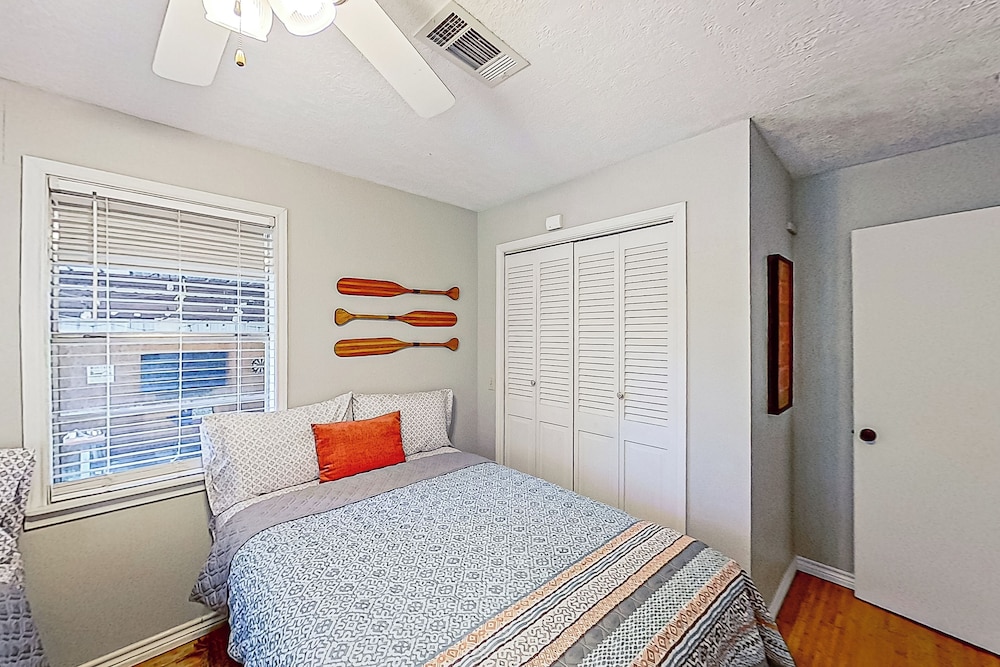 2BR Dog-friendly Home Near Lake w/ Fire Pit