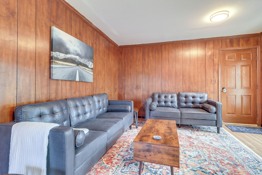 7 Mi to Downtown: Cozy West Toledo Apt w/ Yard