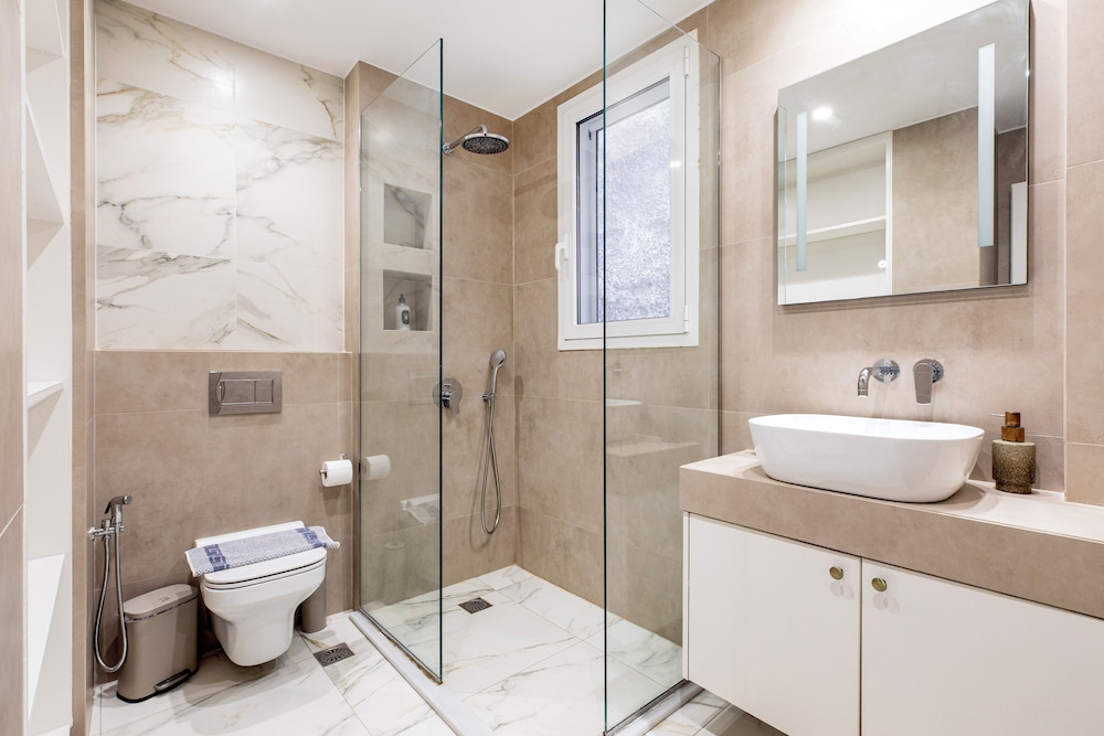 Attica - Captivating 2-Bedroom Apt & Balcony in Athens