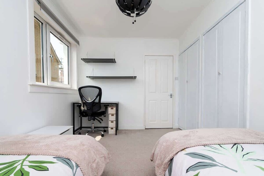3 Bed House-free Parking