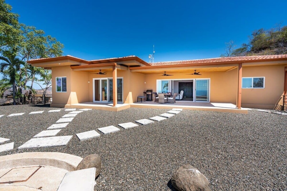 Beautiful House with Sweeping Ocean Views, Modern Design, and a Private Infinity Pool
