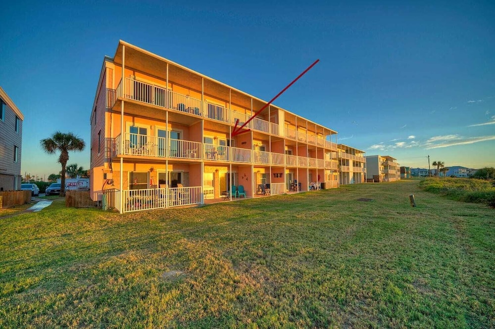 2 Condos in Beachfront Complex Pool, Pickleball+tennis Court, Beach Boardwalk