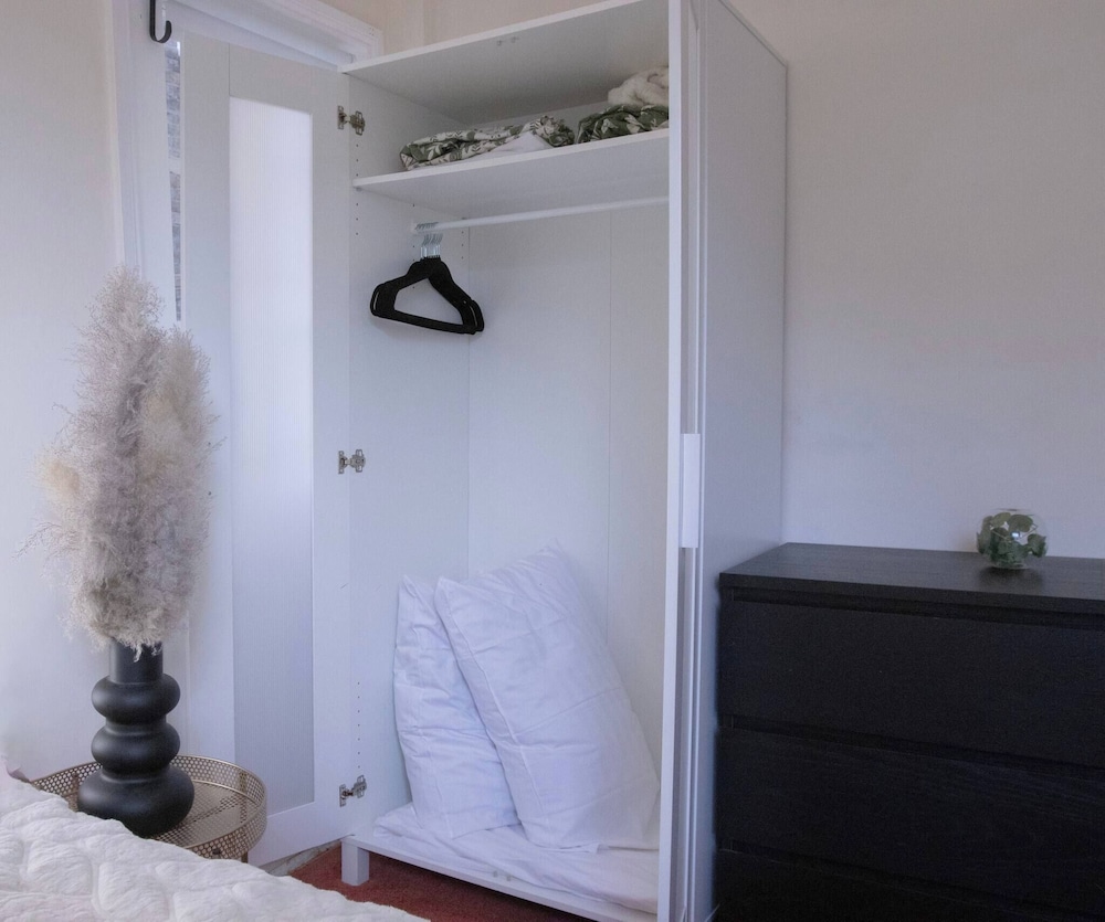 Cozy Fulham Retreat With Private Entrance & Hot Tub